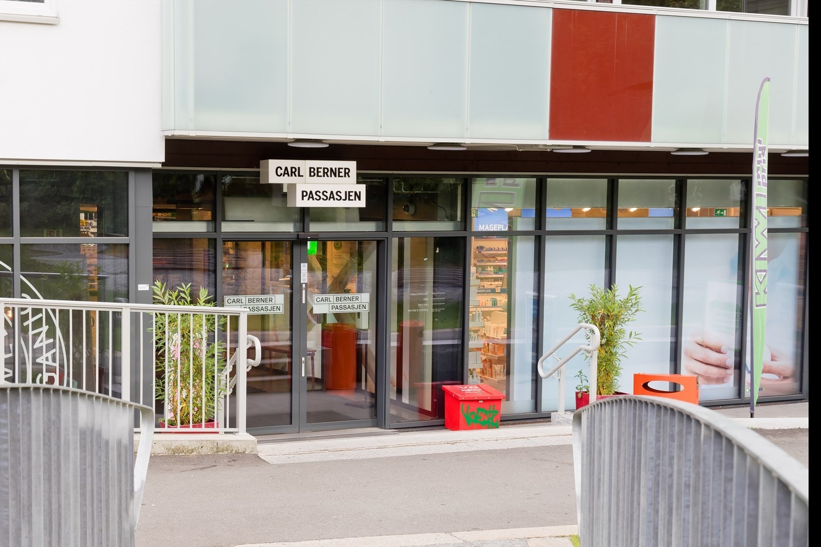 Bare noen minutters gange unna finner du Carl Berners plass med med flere gode service- og forretningstilbud. Galleribilde