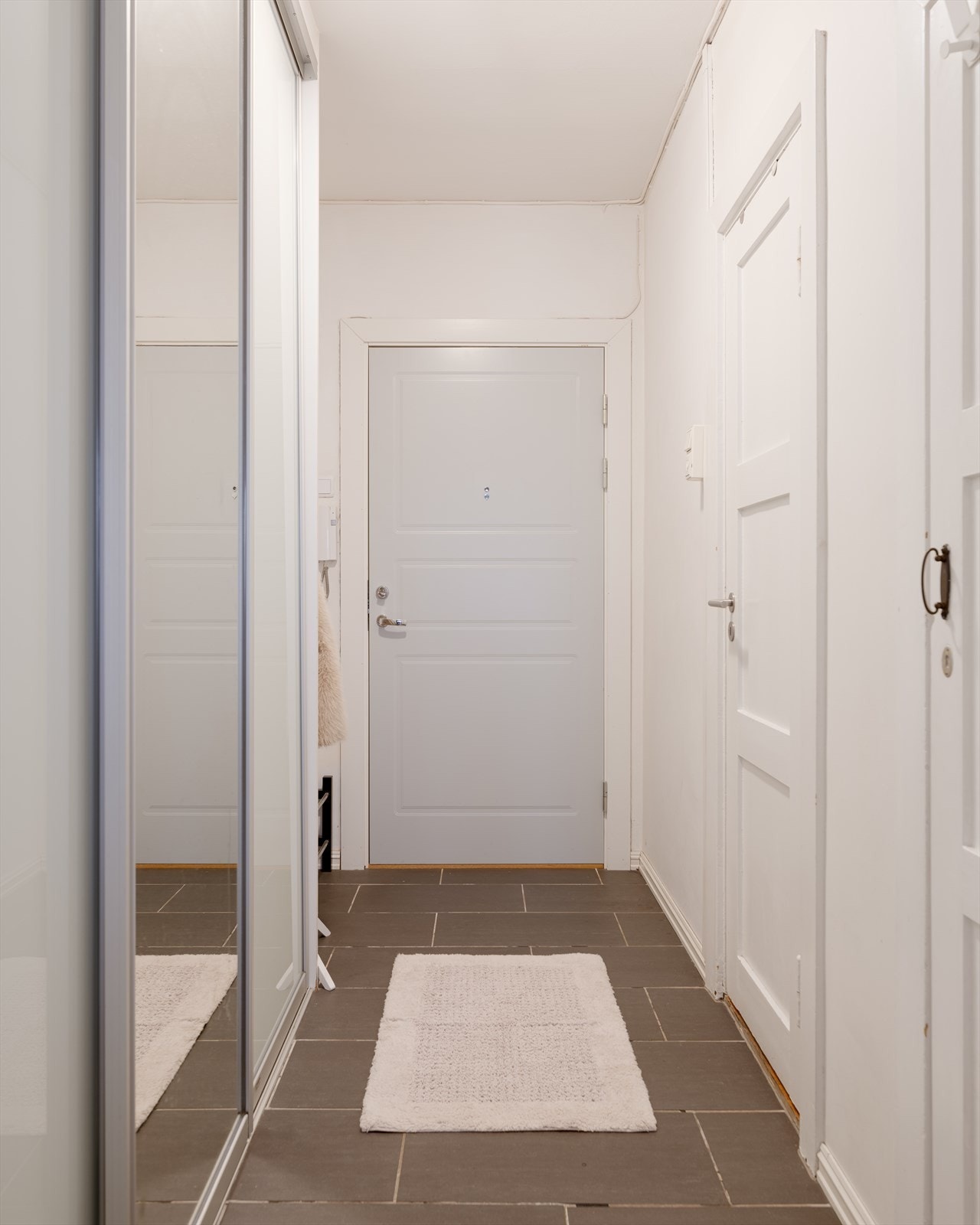 Innerst i entreen er det en plassbesparende krok med plass til ekstra garderobeløsning. Velkommen inn! Galleribilde