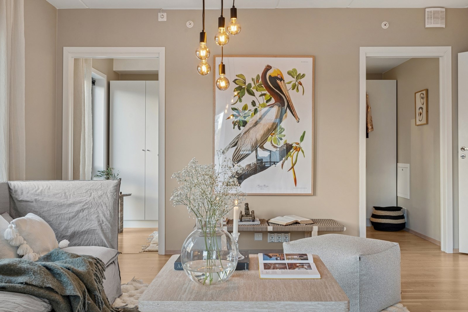 Fra stuen har du to dører som tar deg inn til soverommet Galleribilde