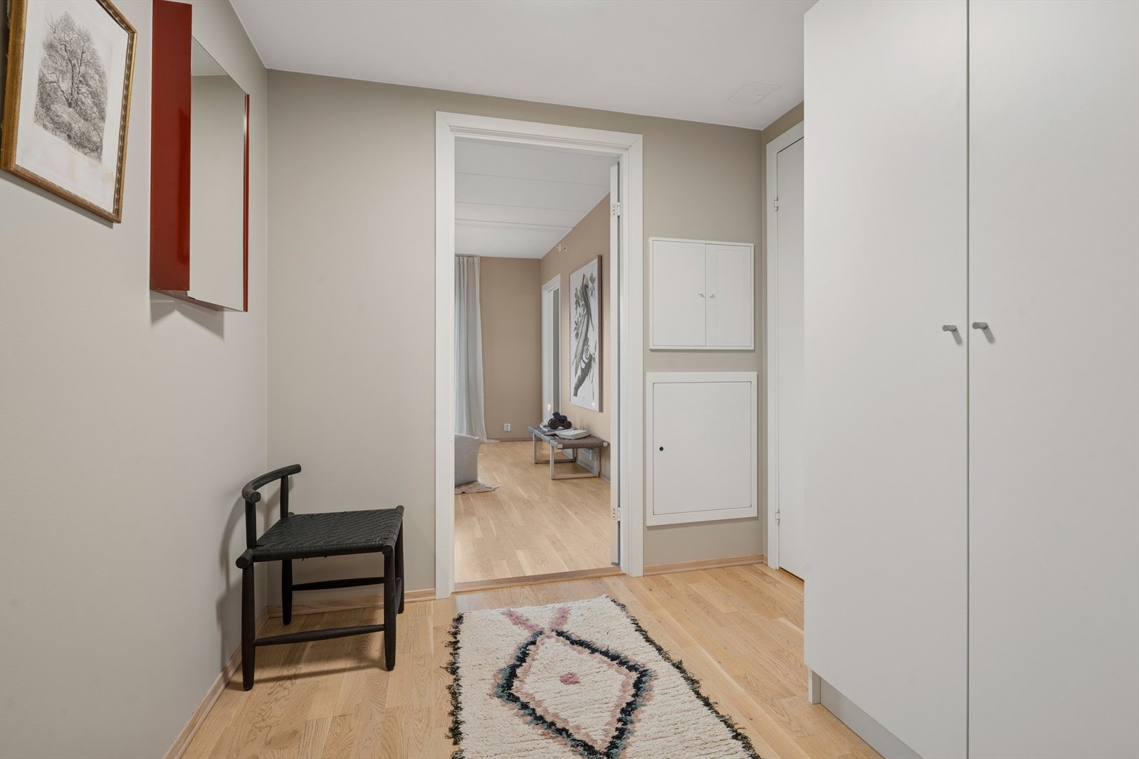 Velkommen inn! I det du kommer inn i boligen blir du møtt av en lys og innbydende entrè med garderobeskap. Her er det god plass til å henge fra seg yttertøy og sette fra seg sko før du går videre inn i boligen. Galleribilde