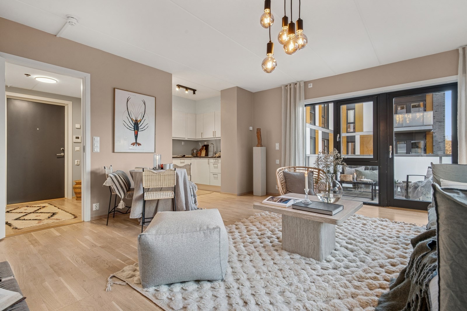 Boligen ligger bra til i et trivelig urbant og relativt nyetablert boligområde i Nydalen, i bydel Nordre Aker med nærhet til alt du måtte trenge. Rolig og tilbaketrukket område, med kort gangavstand til kollektiv transport, Handelshøyskolen BI og Storo. Galleribilde