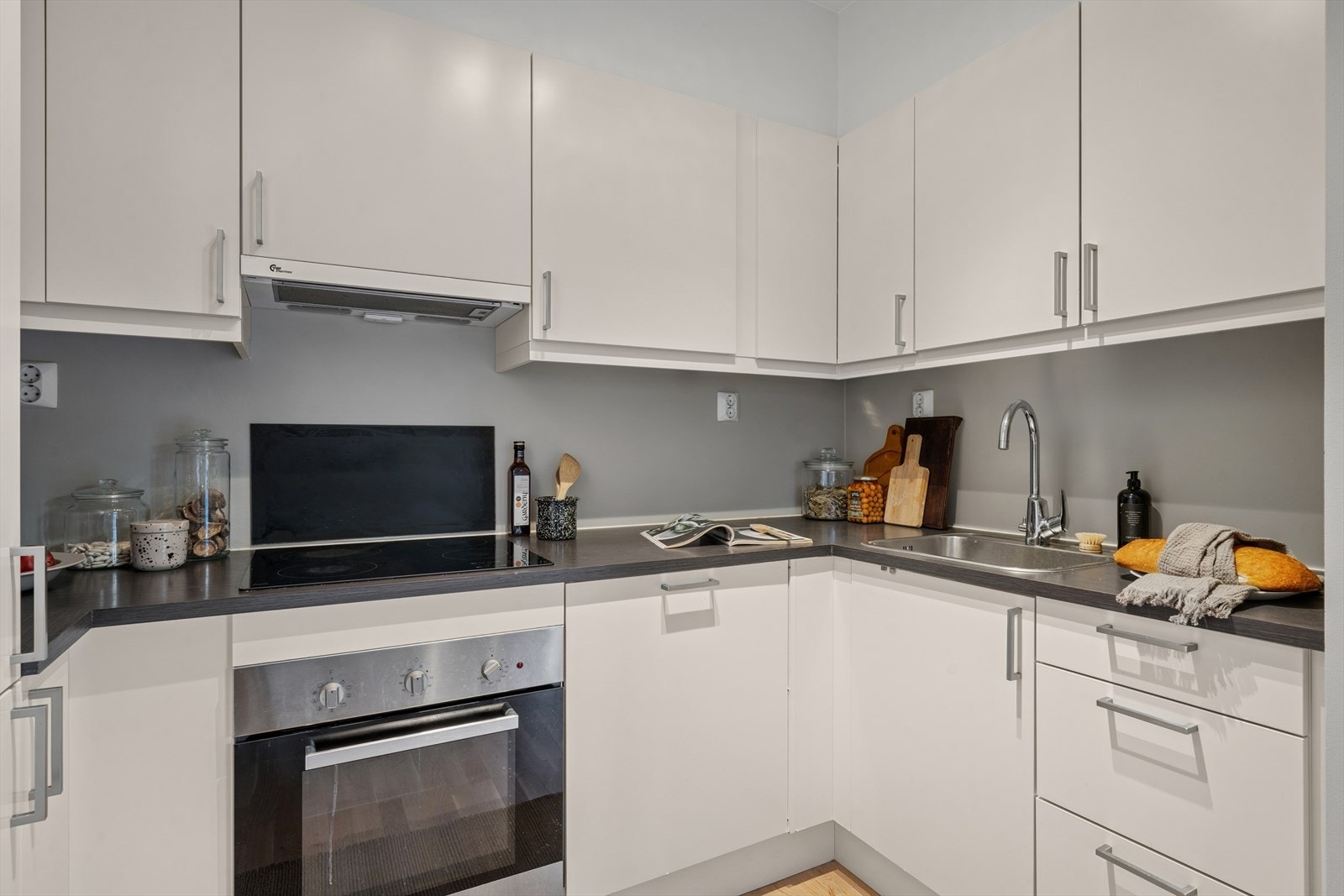 Hvitevarer som komfyr/koketopp, kjøl/frys og oppvaskmaskin er integrert i innredningen. Galleribilde