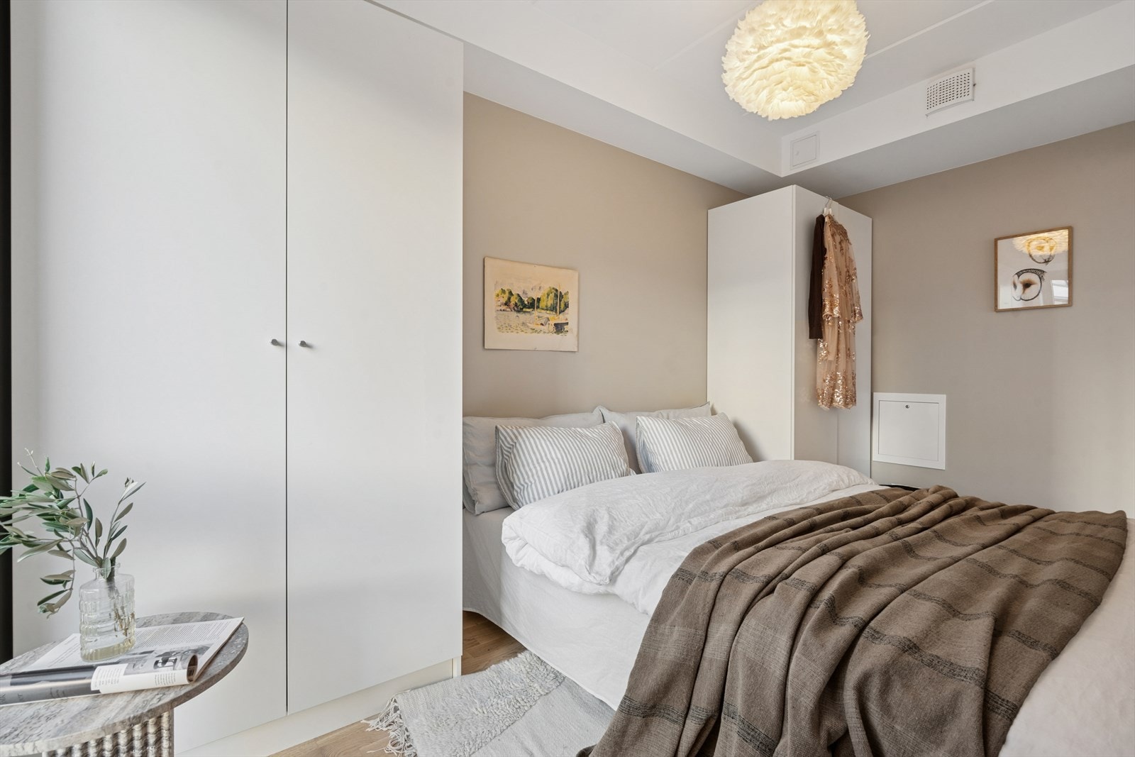 Soverommet er lyst og tidsriktig innredet. Rommet har to garderobeskap, en på hver side av rommet. Galleribilde