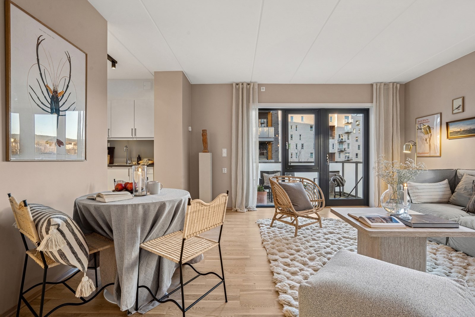 Leiligheten fremstår som godt vedlikeholdt og har en gjennomgående god kvalitet med fine farge- og materialvalg. Galleribilde