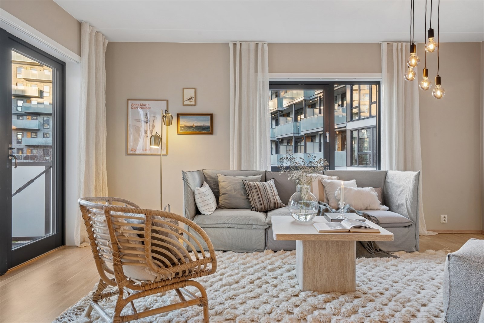 Leiligheten har en attraktiv hjørnebeliggenhet med gode lysforhold og vinduer på to sider. Galleribilde