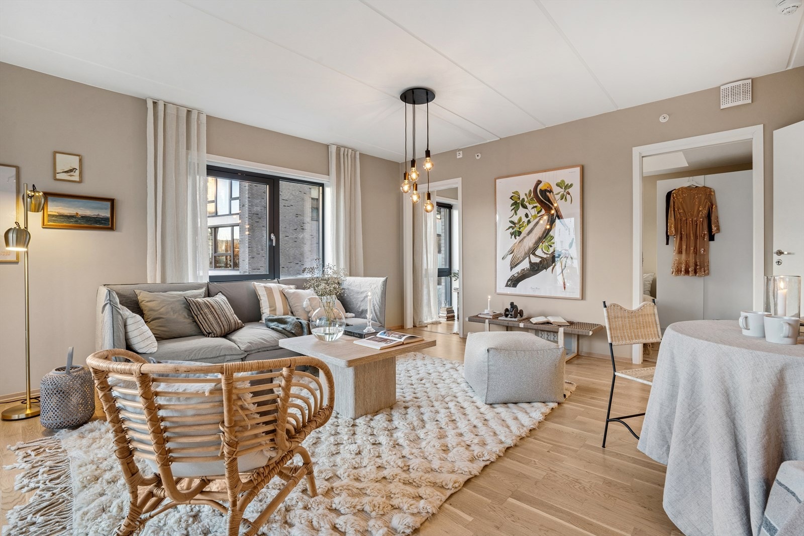 Boligen har en rekke gode kvaliteter som vestvendt balkong på 5 kvm, meget praktisk planløsning og alt av servicetilbud rett i nærheten. Galleribilde