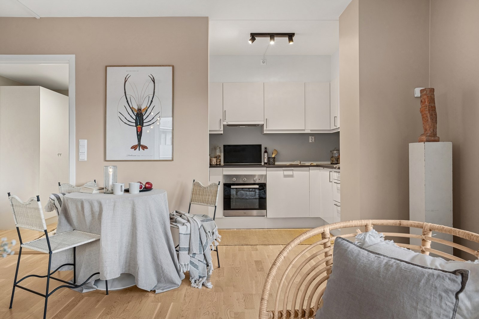 Det er spiseplass mellom kjøkken og stue, dette er et rom som inviterer til hyggelig og sosiale stunder. Galleribilde