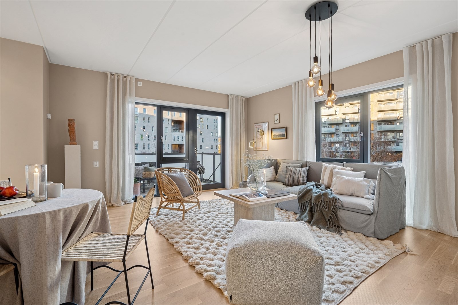 Leiligheten inneholder entrè, pent og romslig baderom, 1 soverom, stilrent kjøkken og luftig stue med utgang til balkong Galleribilde