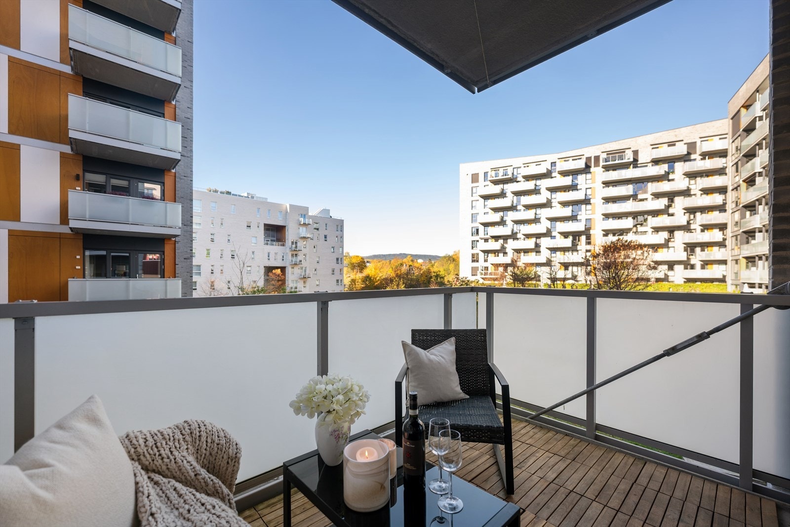 Boligen har utgang til balkong på ca. 5 kvm. Balkongen er vestvendt og byr på ettermiddagssol fra ca. kl 18 (sommertid). Det er god plass til ønsket utemøblement og beplantning. Her kan varme sommerdager nytes. Galleribilde