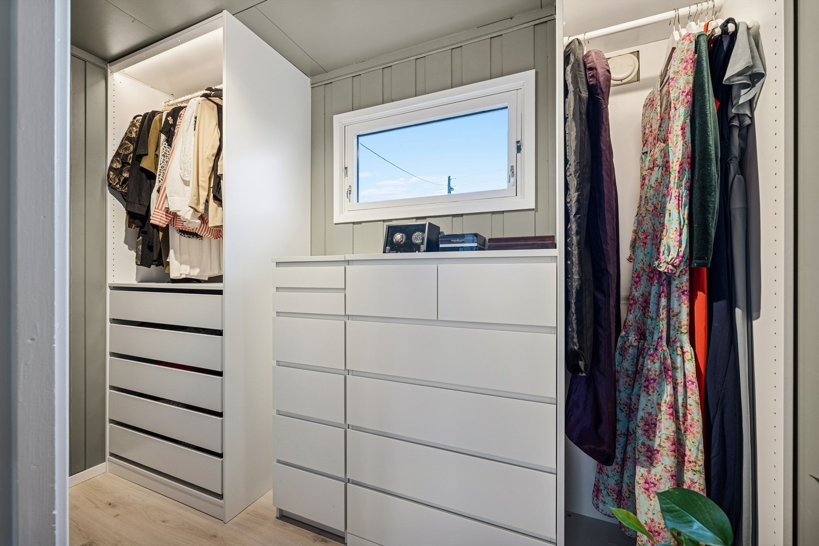 Fra soverommet er det inngang til garderoberom med åpen garderobeløsning. Galleribilde