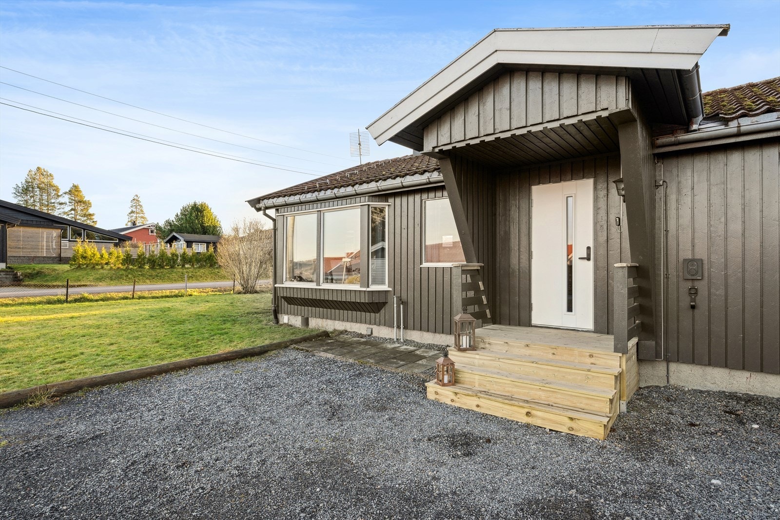 Boligen er oppført i 1969 og består av underetasje og 1. etasje Galleribilde