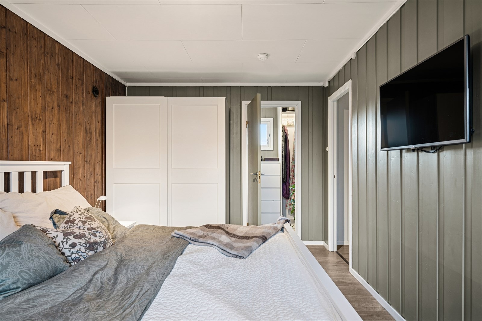 Garderobeløsning med skyvedører sørger for effektiv og ryddig oppbevaring. Galleribilde