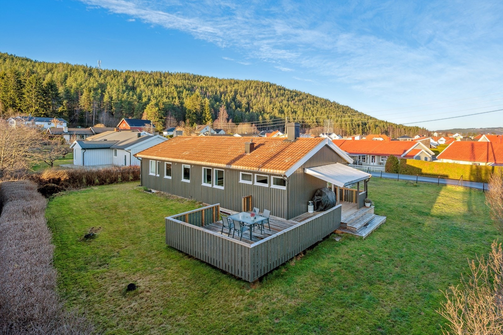 Eiendommen ligger i et meget barnevennlig boligfelt på Nordhagen med kort avstand langs gangveier til barnehager, skoler, idrettshall, kunstisbane og Jevnaker sentrum Galleribilde