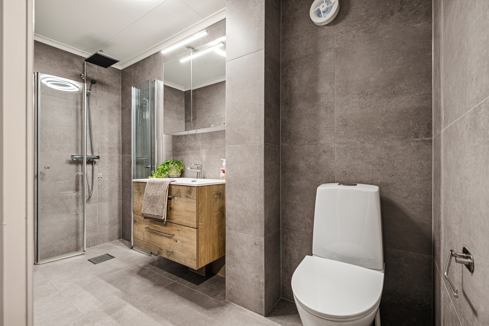 Badet ble oppgradert i 2023. Flislagt gulv med gulvvarme og flislagte vegger. Galleribilde