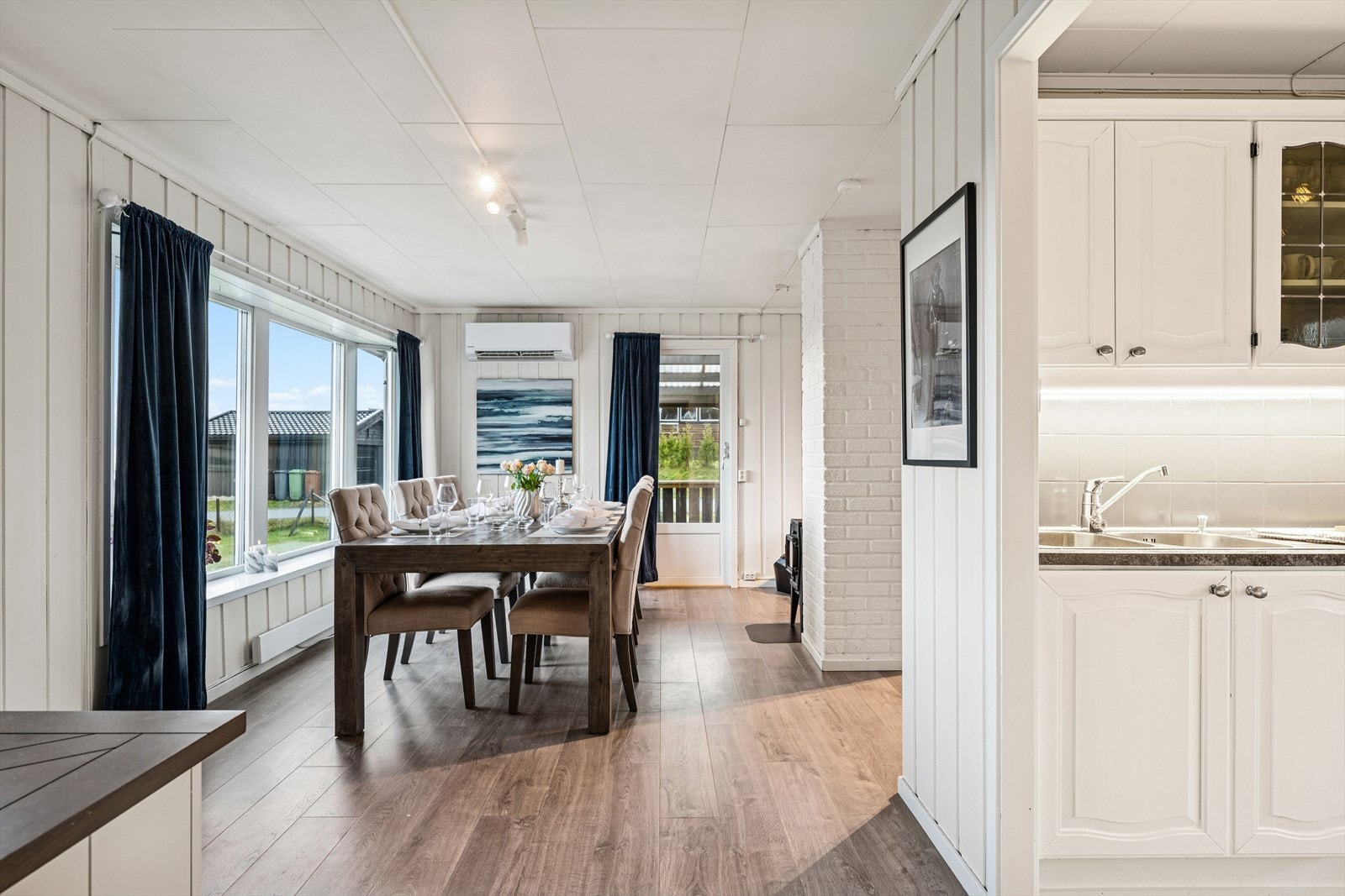 Fra spisestuen er det direkte adkomst til kjøkkenet Galleribilde