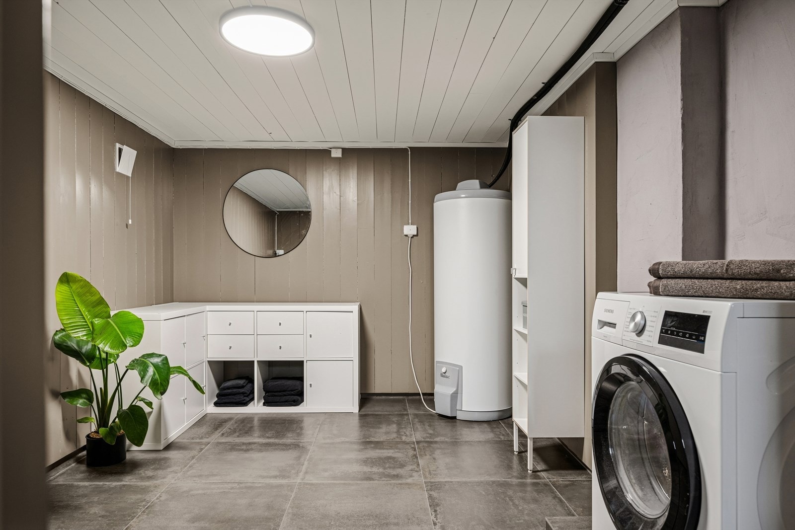 Vaskerom i underetasjen med fliser på gulvet og opplegg til vaskemaskin. (Ikke bruksendret). Galleribilde