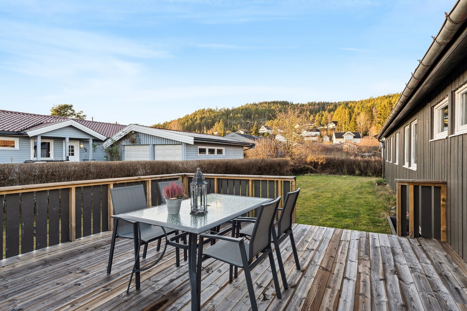 Terrassen har direkte utgang til romslig plenareal. Galleribilde