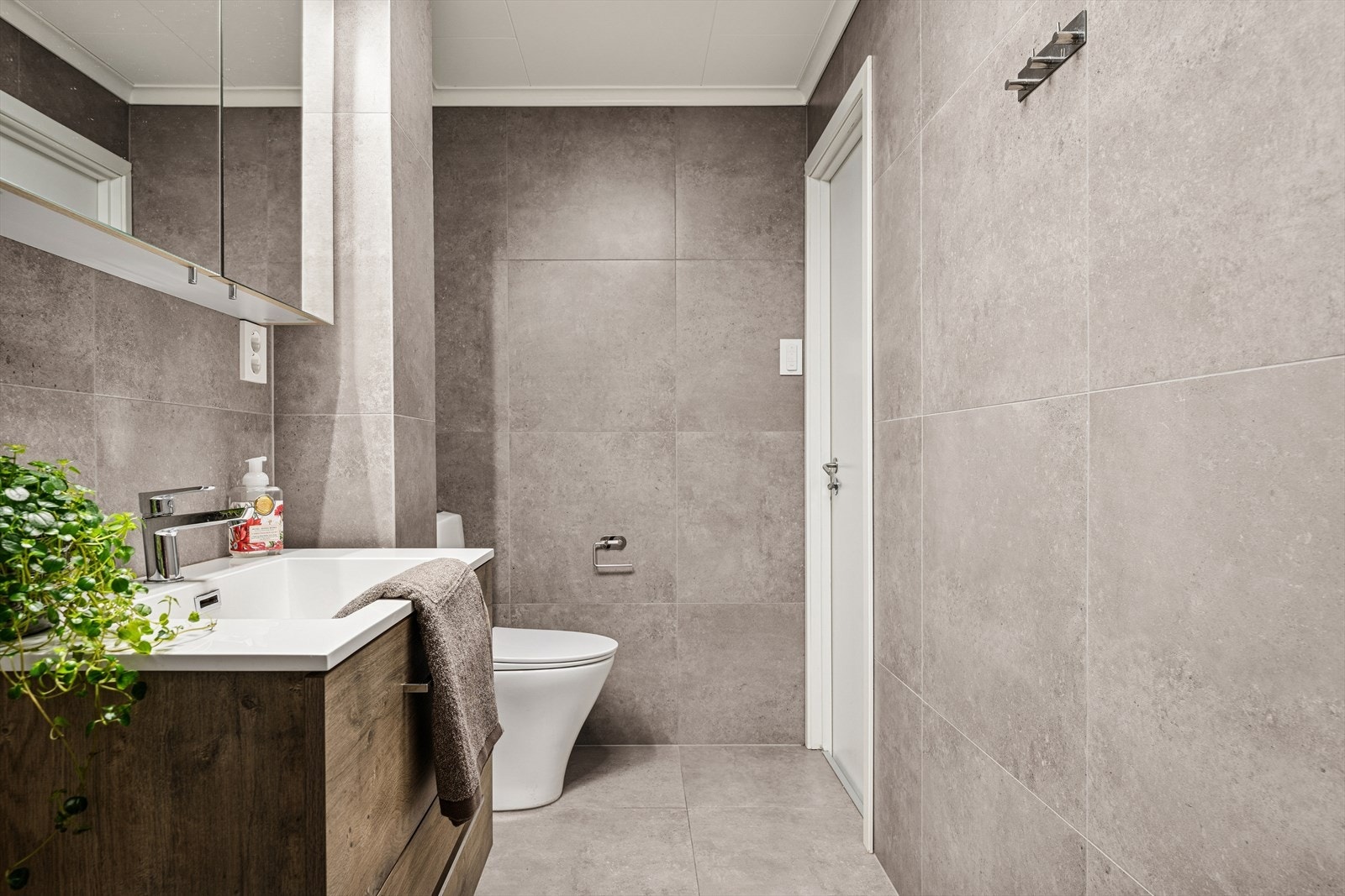 Ventilering via mekanisk avtrekksvifte i vegg og spalte under dør. Galleribilde