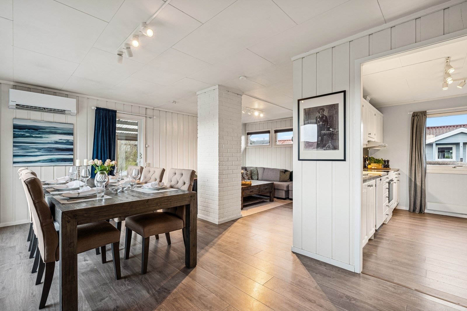 Det sosiale oppholdsrommet legger godt til rette for hyggelige måltider med hele familien Galleribilde