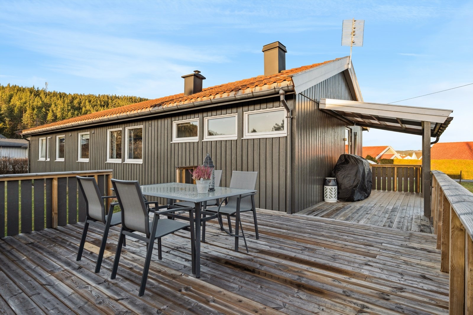 Terrassen ble oppgradert og utvidet i 2024. Overbygget gir beskyttelse mot vær og vind. Galleribilde