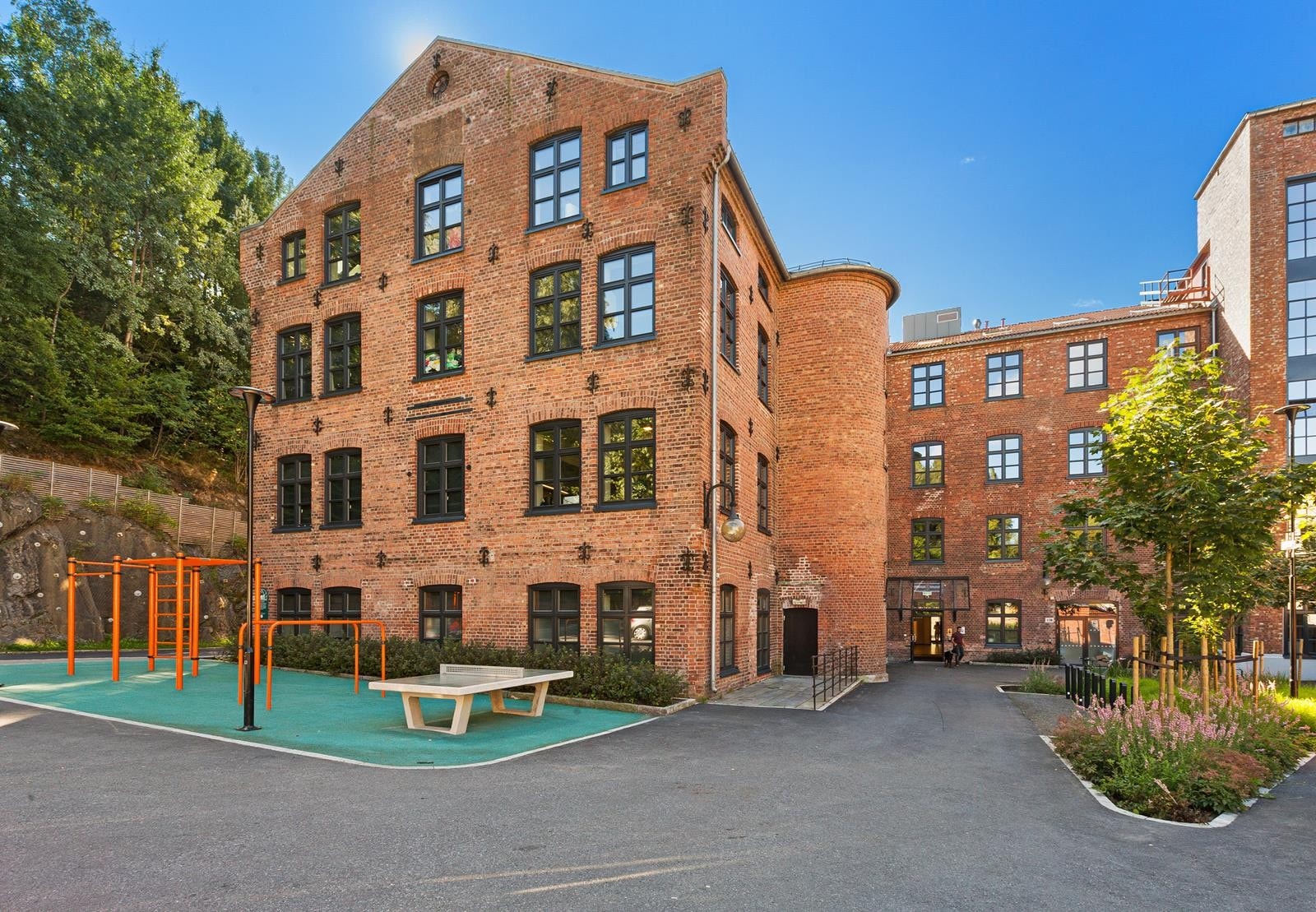 På baksiden finner du både sykkelparkering, treningsapparater og bordtennisbord. Galleribilde