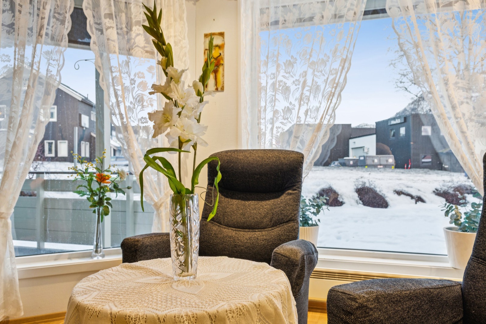 Du får en romslig stue, hvor formiddag- og ettermiddagssolen byr seg inn. Det er montert utvendige screens på 2 av vinduene. Galleribilde