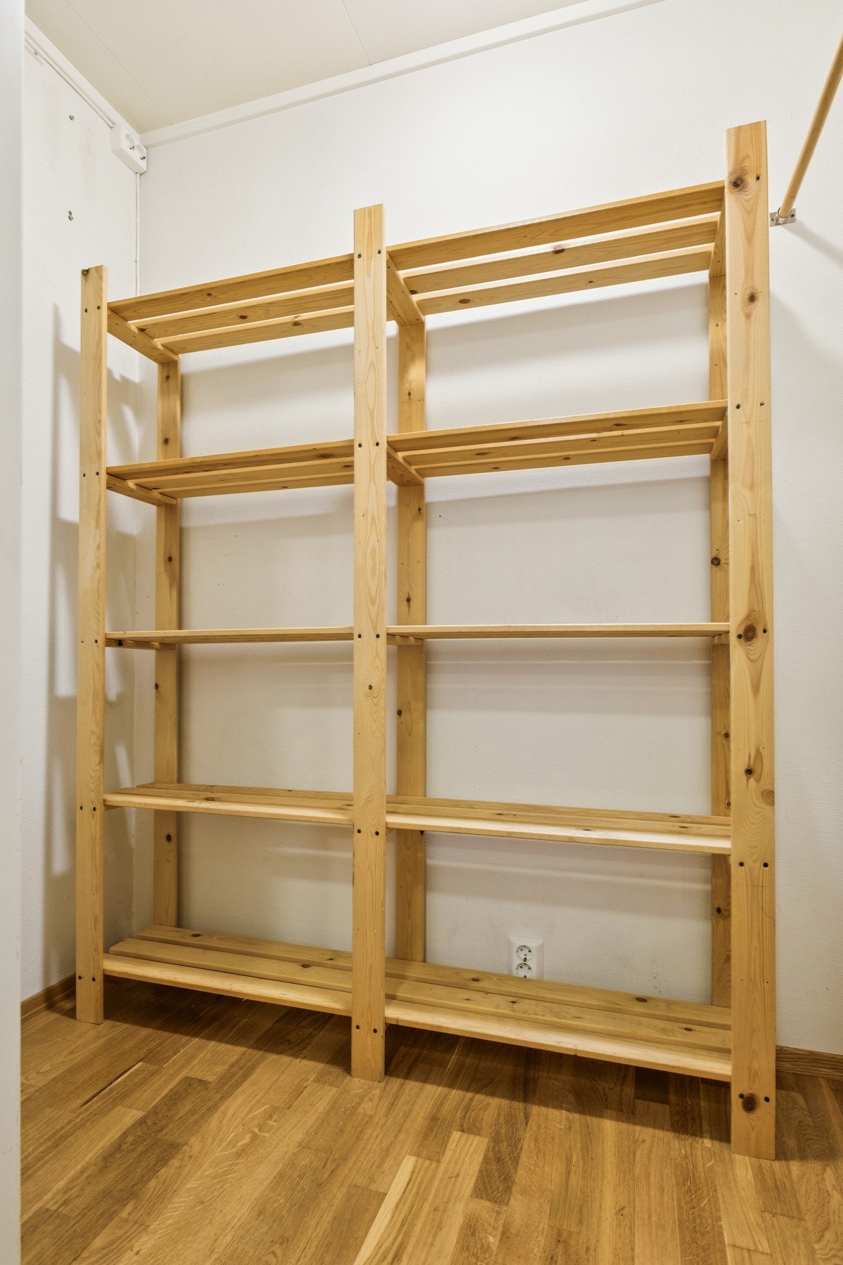 Bodrom med adkomst fra yttergangen. Fint for ytterklær, støvsuger m.m. Galleribilde