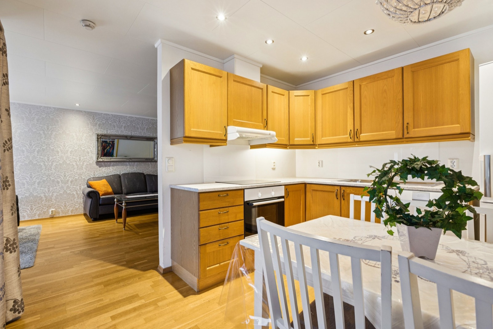 Leiligheten byr på et fint kvalitetskjøkken med plass til spisegruppe. Galleribilde