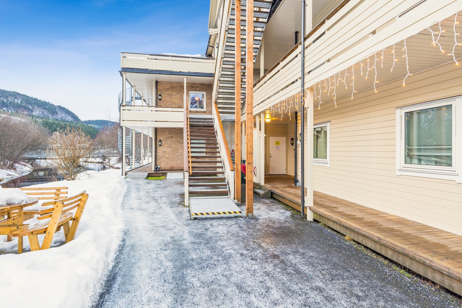 Svalgang. Her er det opparbeidet fint uteareal med sitteplasser, enkel adkomst til postkassestativ m.m. Galleribilde