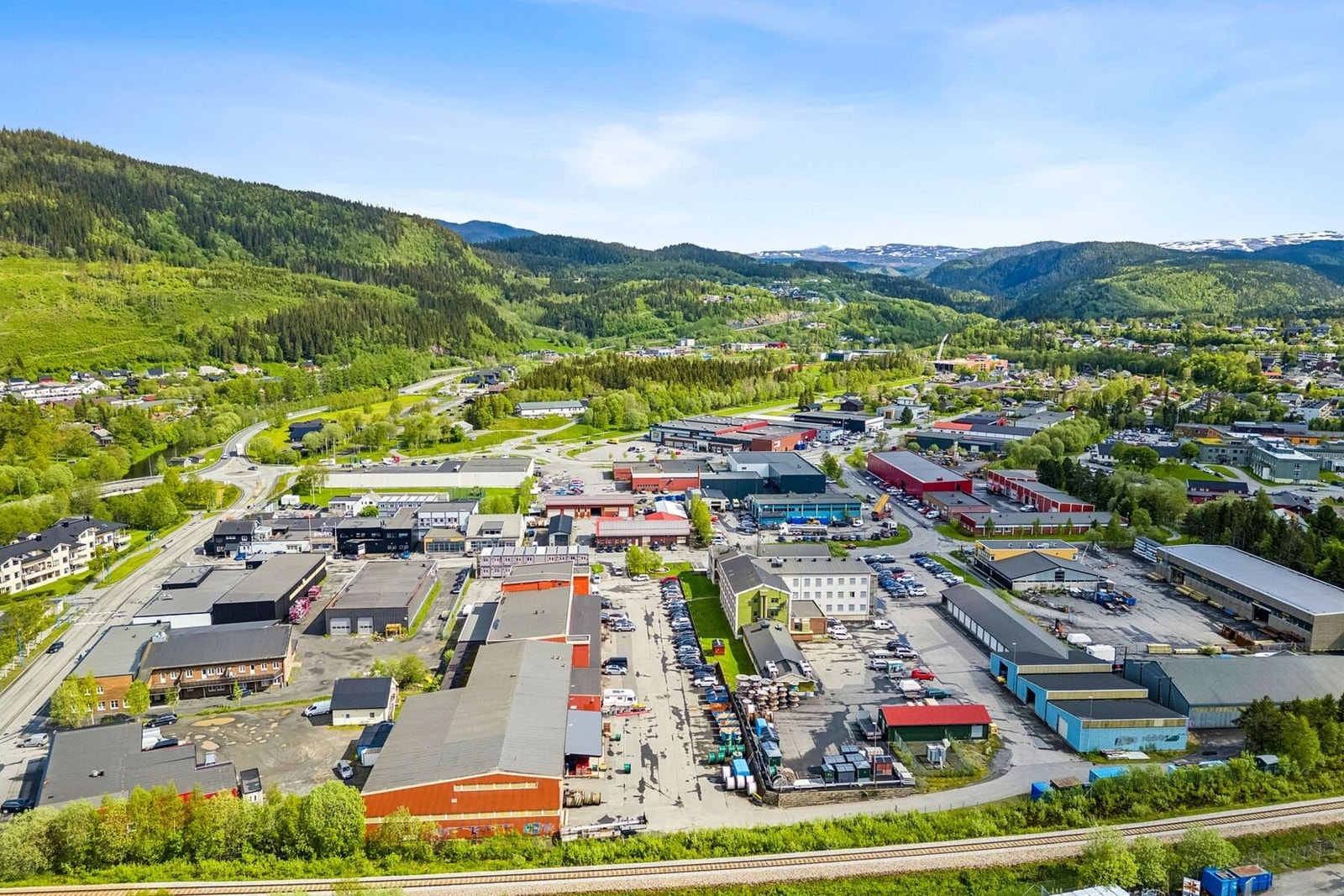 Leiligheten er den du ser helt til venstre i bildet. Rett over veien finner du bl.a. dagligvarebutikker som Rema1000 og KIWI, Power, Bygger'n, Nygaard m.m. Galleribilde