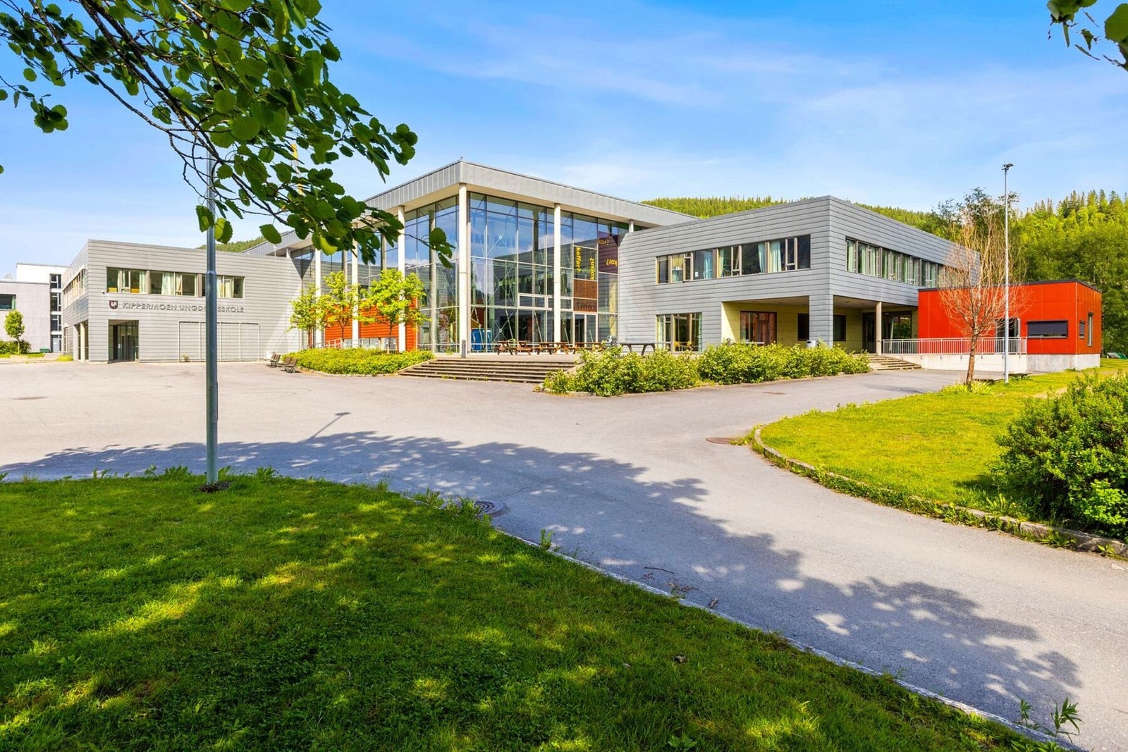 Fra leiligheten er det gang- og sykkelavstand til Kippermoen, som byr på både ungdomsskole, idrettsanlegg, en kommende videregående skole og lekearealer. Galleribilde