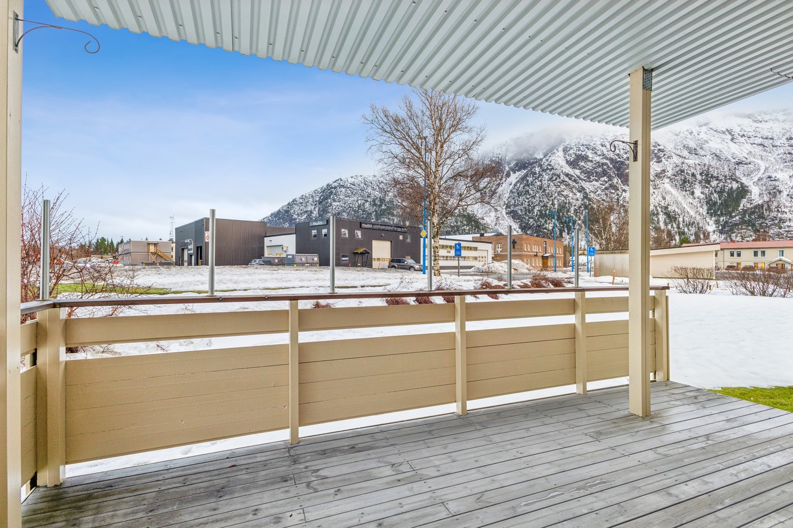 Med utgang fra kjøkkenet har du denne romslige uteplassen. Det er også utgang til sameiets hageareal. Galleribilde