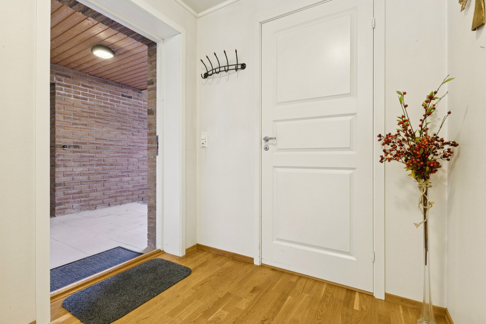 Entréen. Rett inn døra på bildet er det en liten bod for klesoppbevaring. Galleribilde