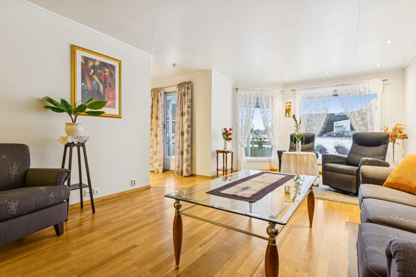 Leilighetsbygget ble oppført rundt 2007, og leiligheten har en fin planløsning og store vindusflater på stuen. Galleribilde