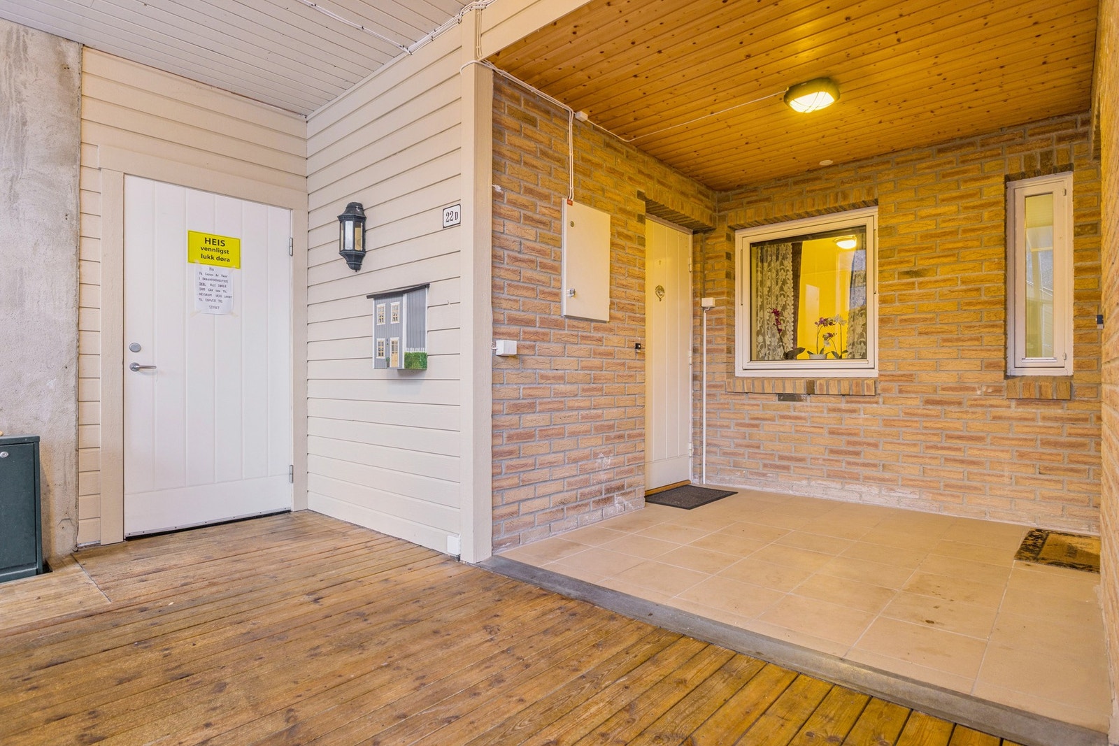 Adkomsten til leiligheten er takoverbygd og byr på en praktisk hverdag uten store behov for snømåking. Galleribilde