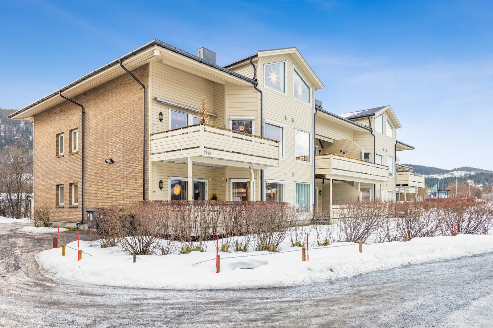 Tomtestørrelsen er på ca. 9115,9 m², fordelt på sameiene Skjerva Park 1, 2 og 3. Felles utebod med litt hageverktøy bak bygget. Galleribilde