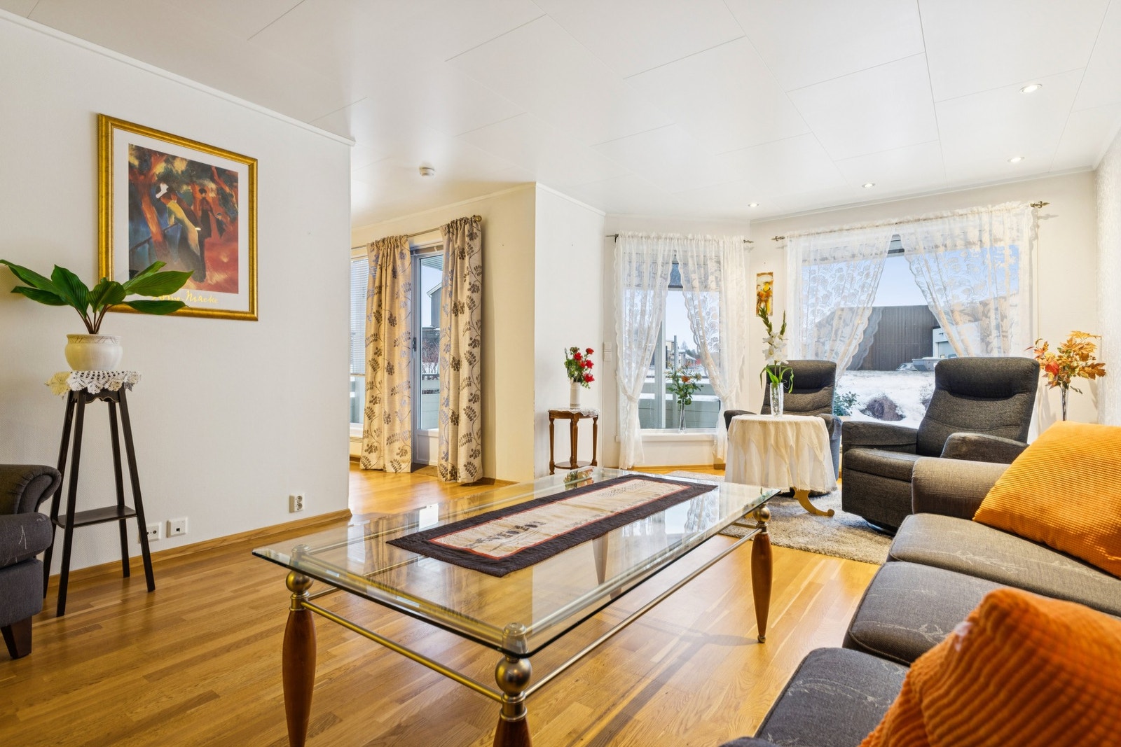 Leiligheten ligger i første etasje med sørvestlig plassering i bygget. Galleribilde