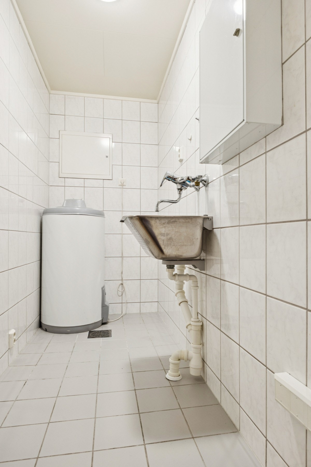 Vaskerommet ligger vegg-i-vegg med badet. Det er varme i gulv. Galleribilde