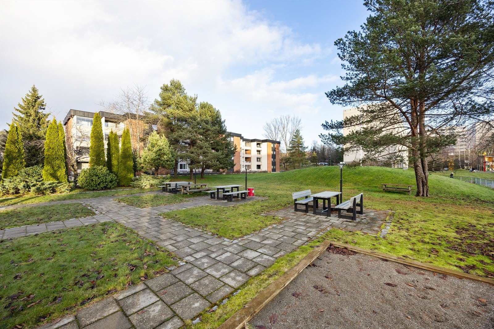 Kollektivtilbudet er godt, med Haugenstua stasjon for linje L1 en kort spasertur unna. Galleribilde