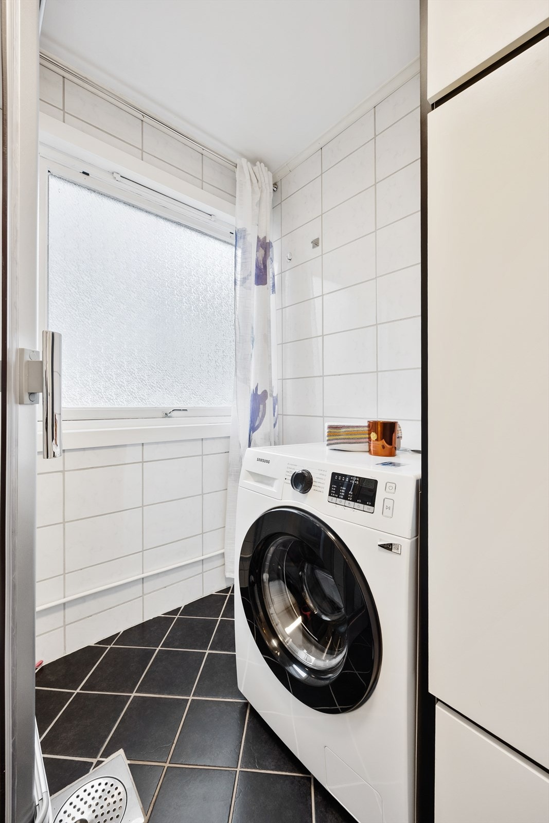 Det er praktisk opplegg og god plass for vaskemaskin på badet. Galleribilde