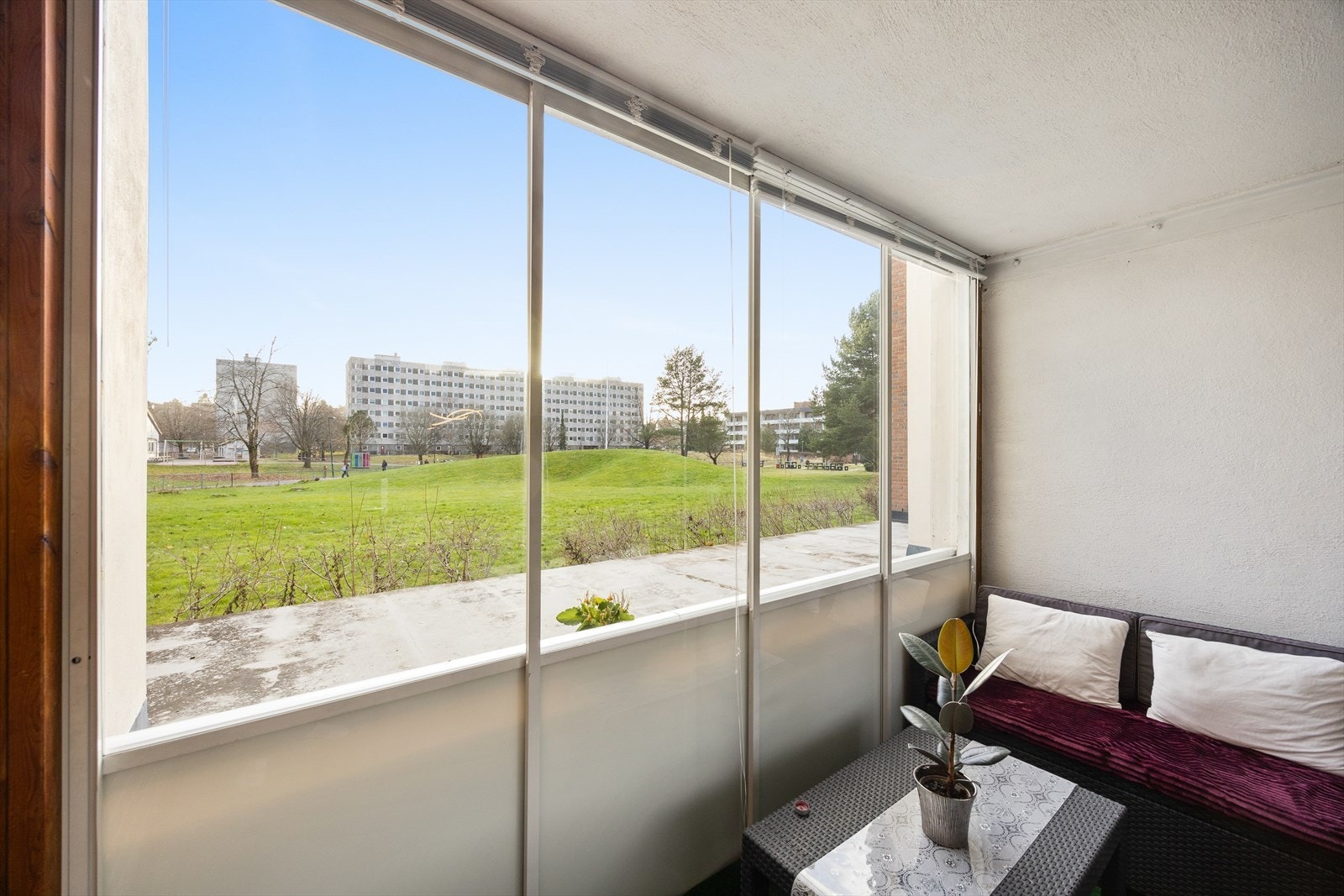 Uterommet har plass til en sittegruppe og vender ut mot borettslagets grøntarealer. Galleribilde