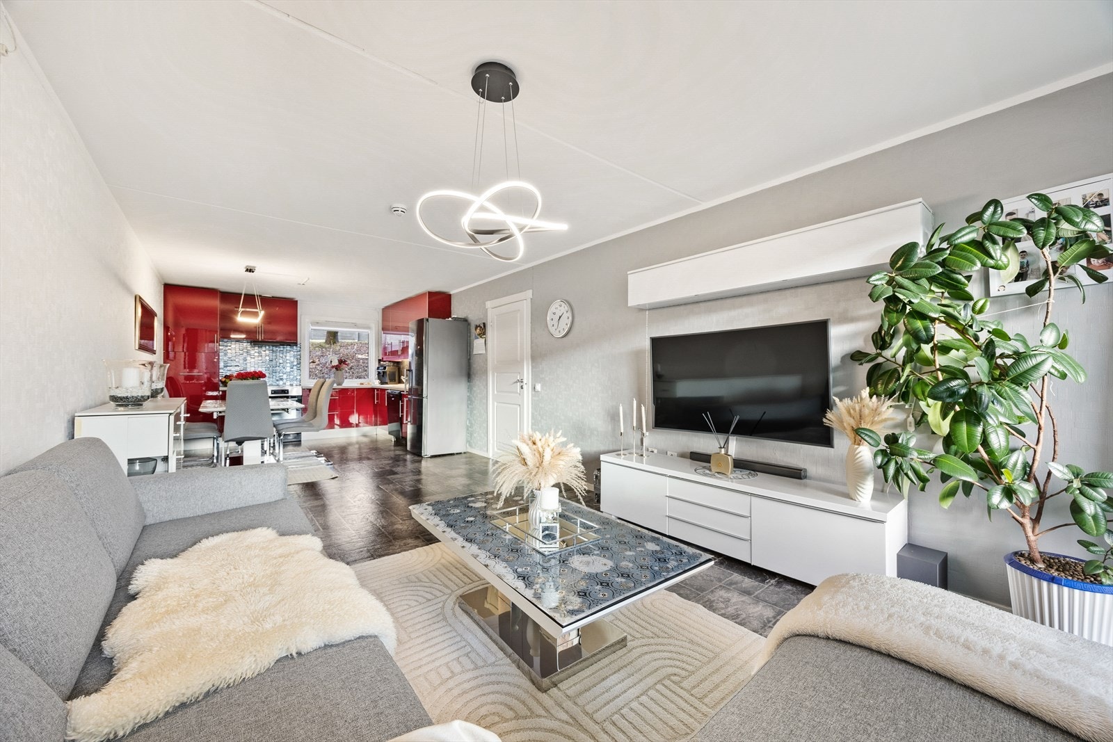 Takhøyden i stuen er målt til cirka 2,37 meter, noe som bidrar til den luftige atmosfæren. Galleribilde