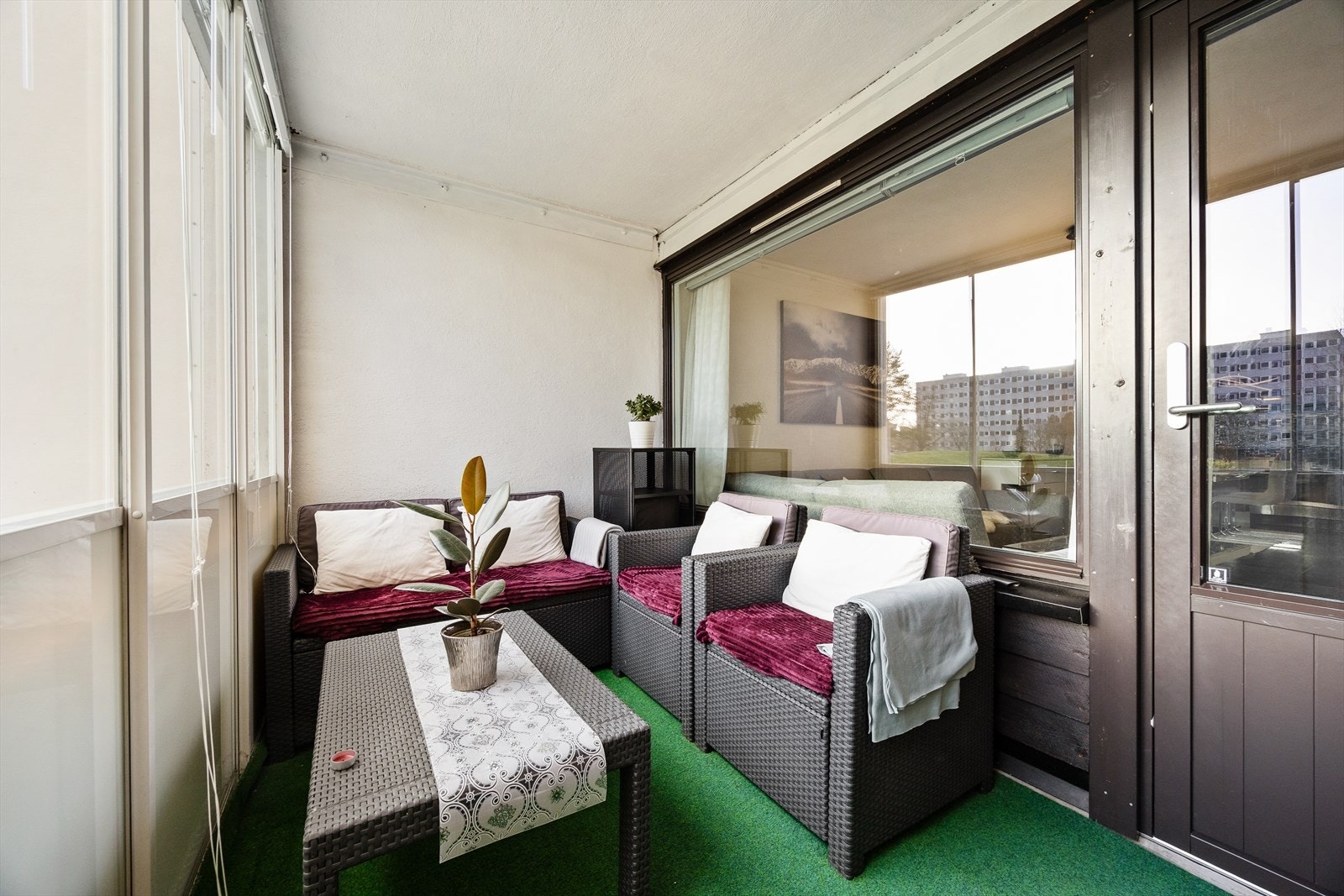 Balkongen har skyveglass som forlenger sesongen og gir fleksibel bruk av uterommet. Galleribilde