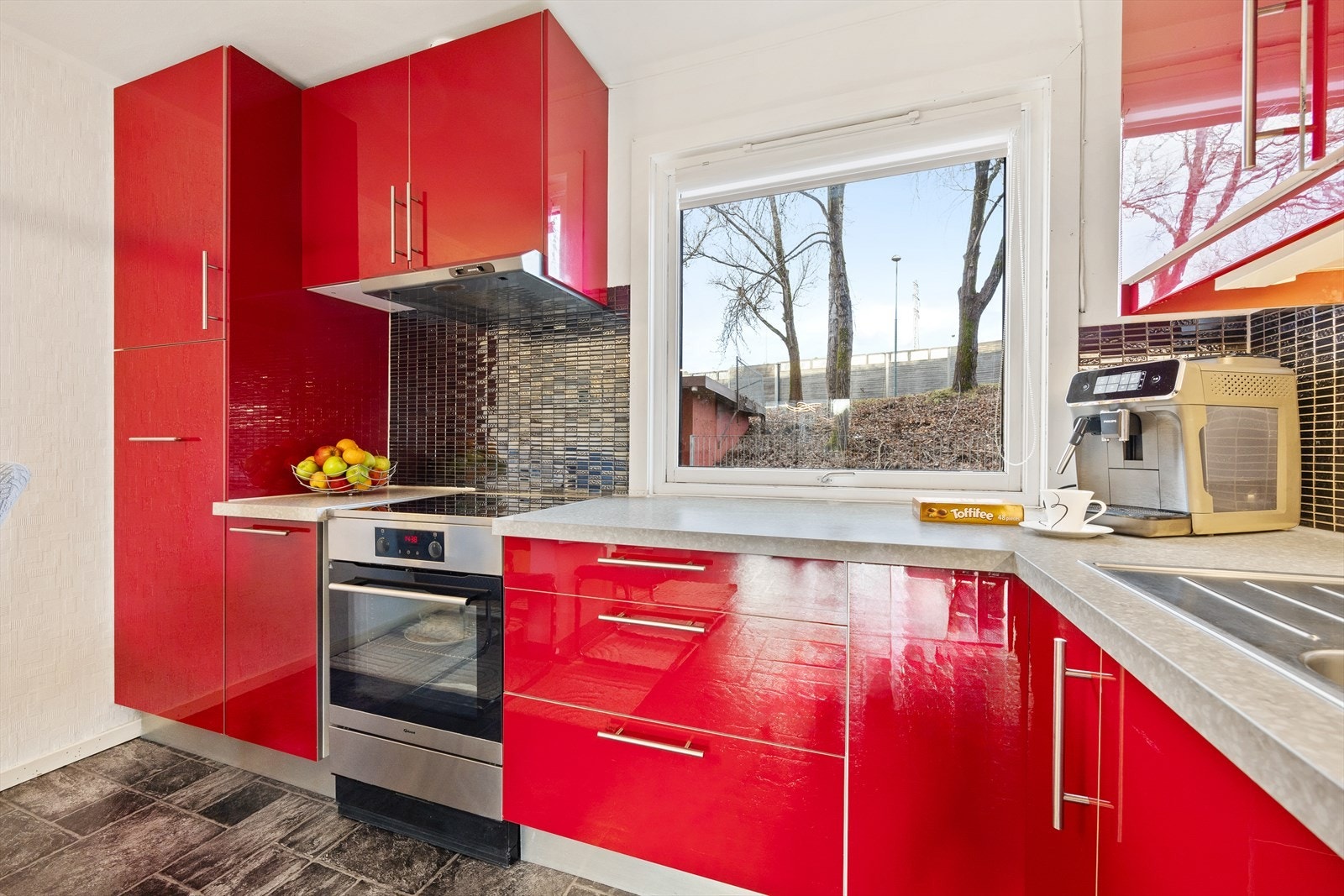 God luftsirkulasjon sikres med mekanisk avtrekk og en kullfilterventilator over kokesonen. Galleribilde