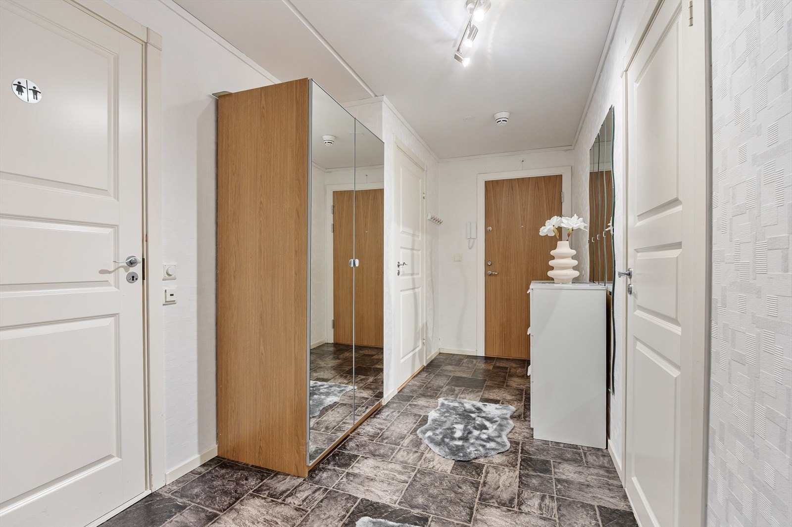 Entréen har en brann- og lydklassifisert inngangsdør og er utstyrt med dørcalling. Galleribilde