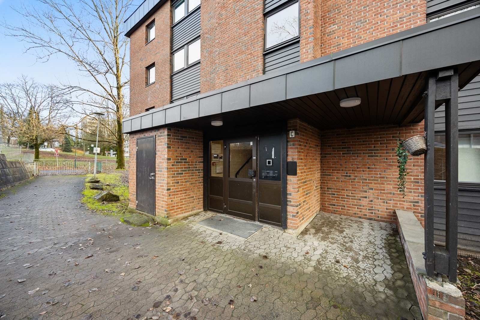 Bygningen fra 1979 har en solid konstruksjon med yttervegger forblendet med teglstein. Galleribilde