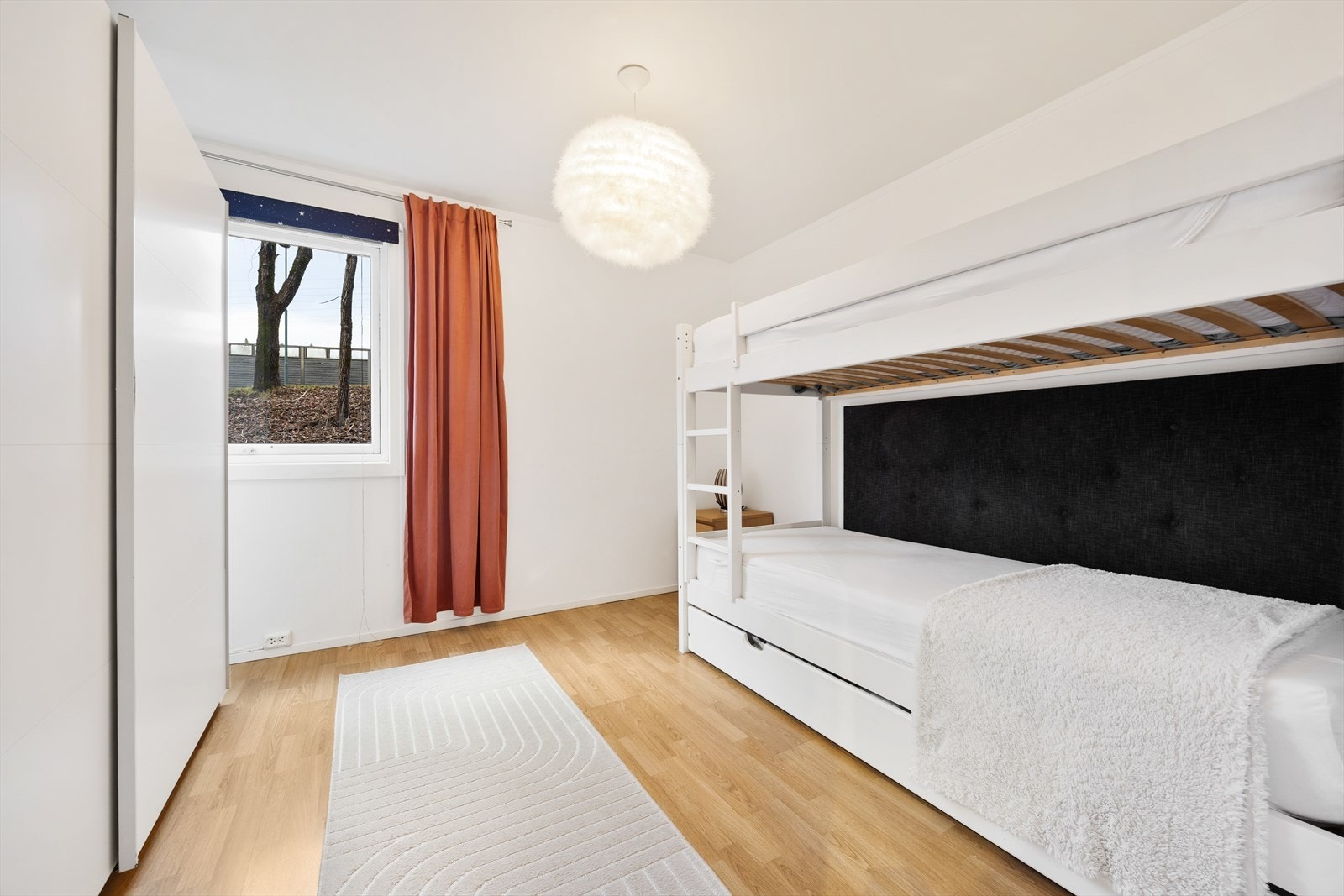 Leiligheten har ett romslig soverom med plass til dobbeltseng eller køyeseng. Galleribilde