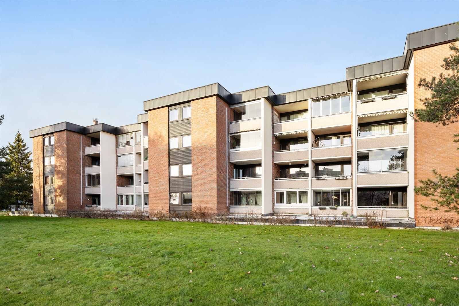 Borettslaget har en avtale om vaktmestertjenester som dekker vedlikehold og grøntarbeid. Galleribilde