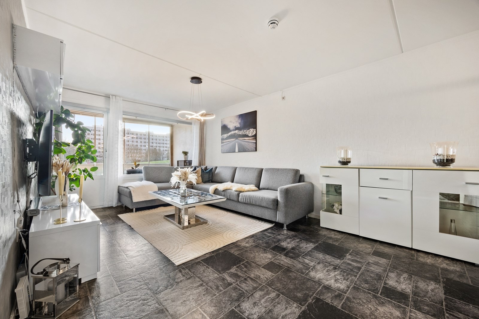 Stuen har god plass til en romslig sofagruppe og store vindusflater. Galleribilde