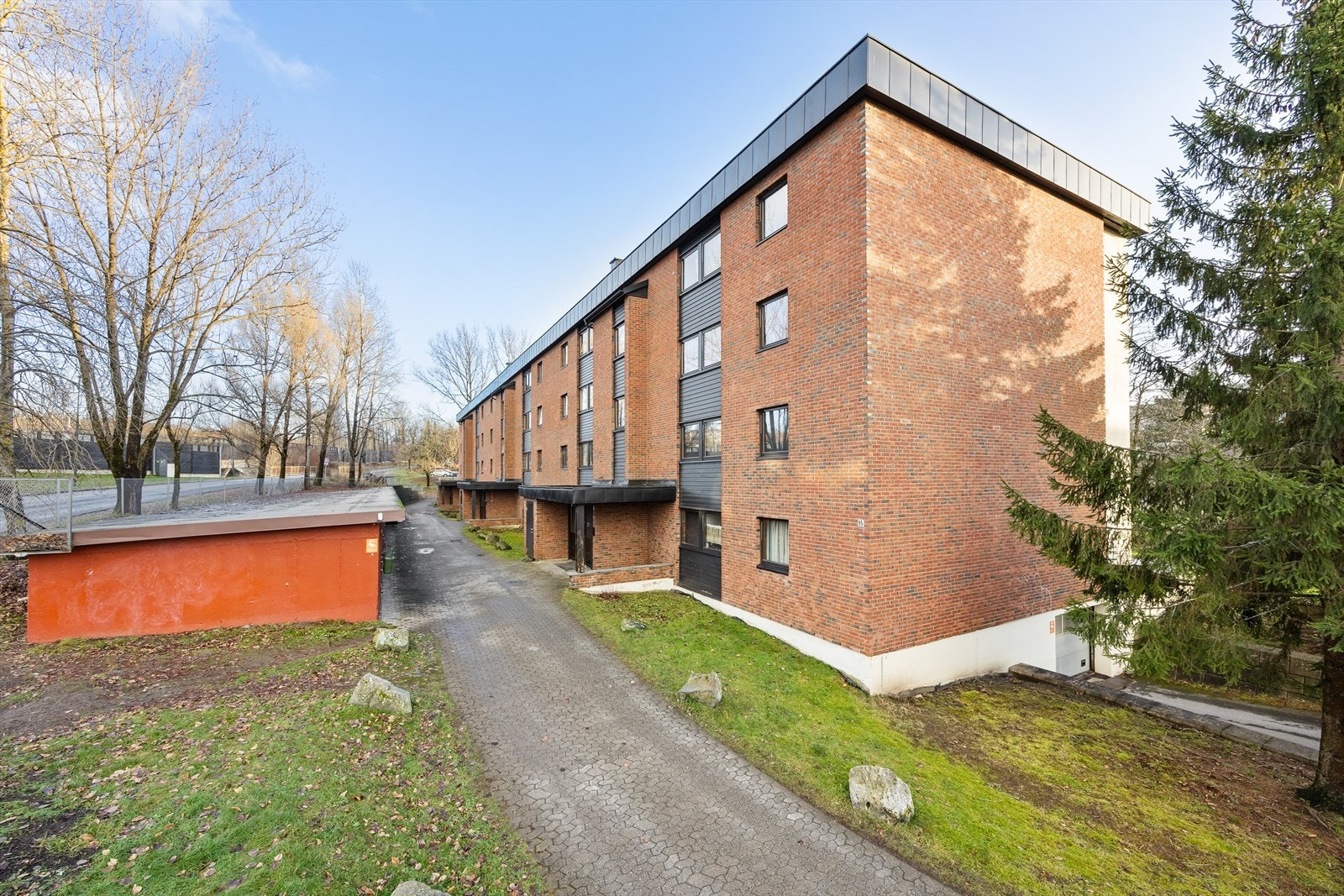 Smedvollen borettslag er tilknyttet OBOS, og dyrehold er tillatt etter registrering hos styret. Galleribilde